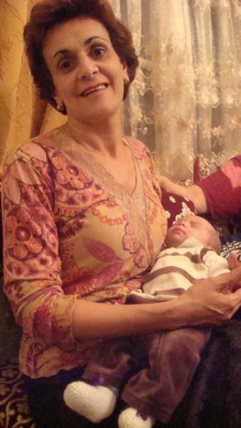 c'est le 19.03 et je suis fatigué, je profite des bras de tata Nadia ! Fatma est rentrée avec son bébé qui est né le 16.03.08.