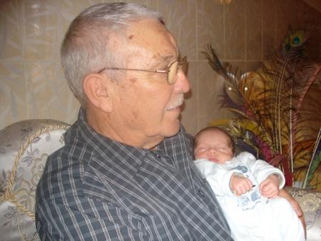 J'ai un mois et mon Baba-Pierre a aussi son anniversaire aujourd'hui, il a 70 ans et il est très content d'être avec sa famille d'Algérie.
