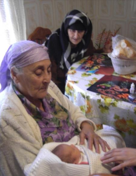Huumm, QUE JE SUIS BIEN DANS LES BRAS DE MA GRAND-MAMAN ZOHRA ET TANTE FIFI QUI ME REGARDE AVEC SES YEUX TOUT PLEIN DE LUMIERE