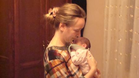 j'étais encore légé comme une plume ! après mon biberon, maman veux me faire roter. alors que ma grand-maman Gaby gronde Georges quand il fait ça ?
